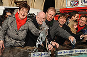 Im Fischbrunnen reinigte man am 17.02.2010 vor dem Rathaus das Stadtsäckl (Foto: Ingrid Grossmann)